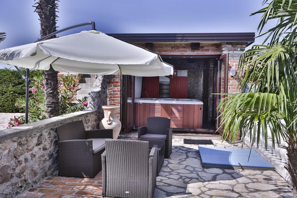 Casa Oasa -Accommodation , Pizzeria & Bar Marezige Esterno foto